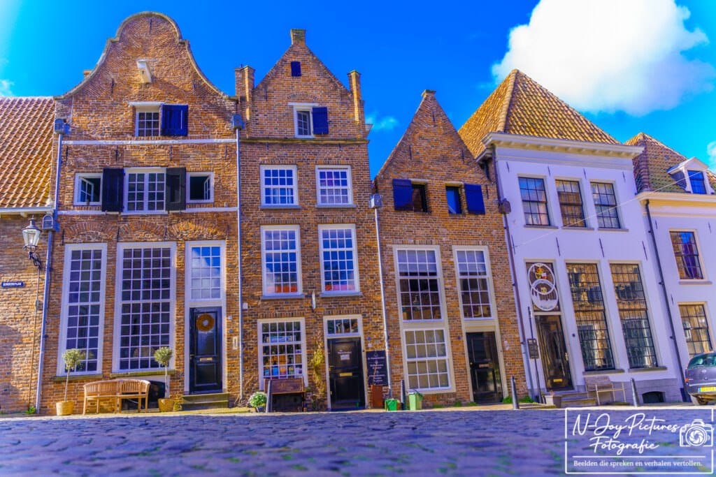 Hanzestad Deventer 2 Historische gevels van Hanzestad Deventer: Prachtige architectuur die de rijke geschiedenis van deze middeleeuwse stad weerspiegelt.
