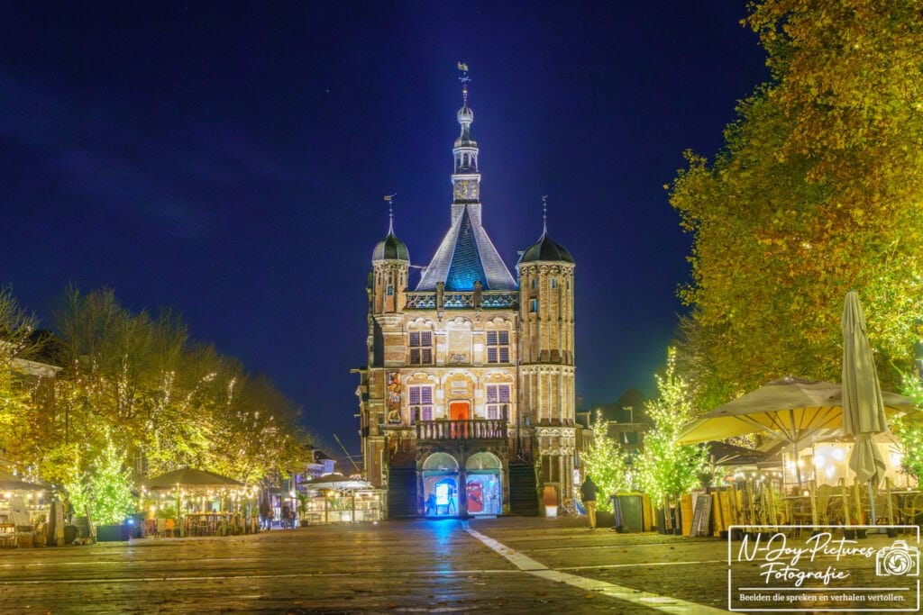Hanzestad Deventer 6 De Waag in Deventer: het oudste waaggebouw van Nederland, met zijn indrukwekkende laatgotische architectuur en rijke geschiedenis.