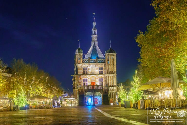 De Waag in Deventer: het oudste waaggebouw van Nederland, met zijn indrukwekkende laatgotische architectuur en rijke geschiedenis.