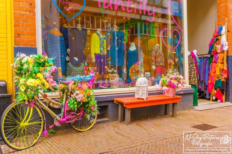 Kleurrijke winkels in Hanzestad Deventer: Ontdek de charme van historische straten en unieke boetiekjes.