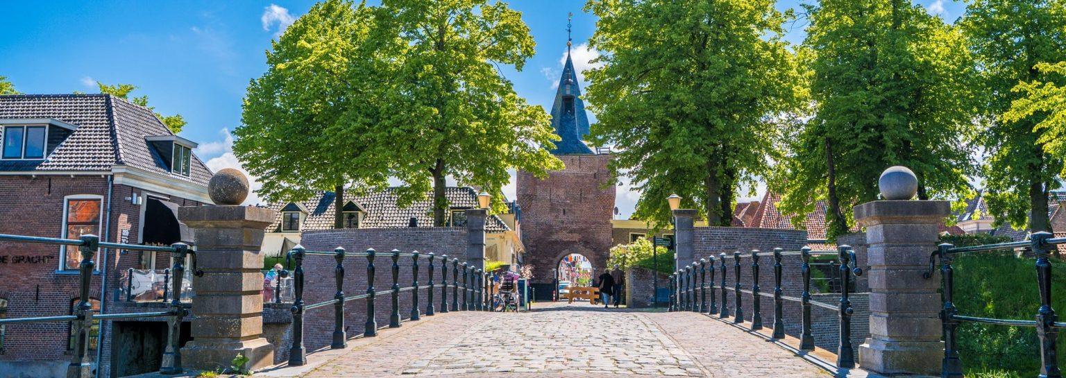 Hanzestad Elburg 1 Ervaar de charme van Elburg! Historische straatjes, het Nationaal Orgelmuseum en de haven vol botters. Ontdek deze stad vandaag nog!