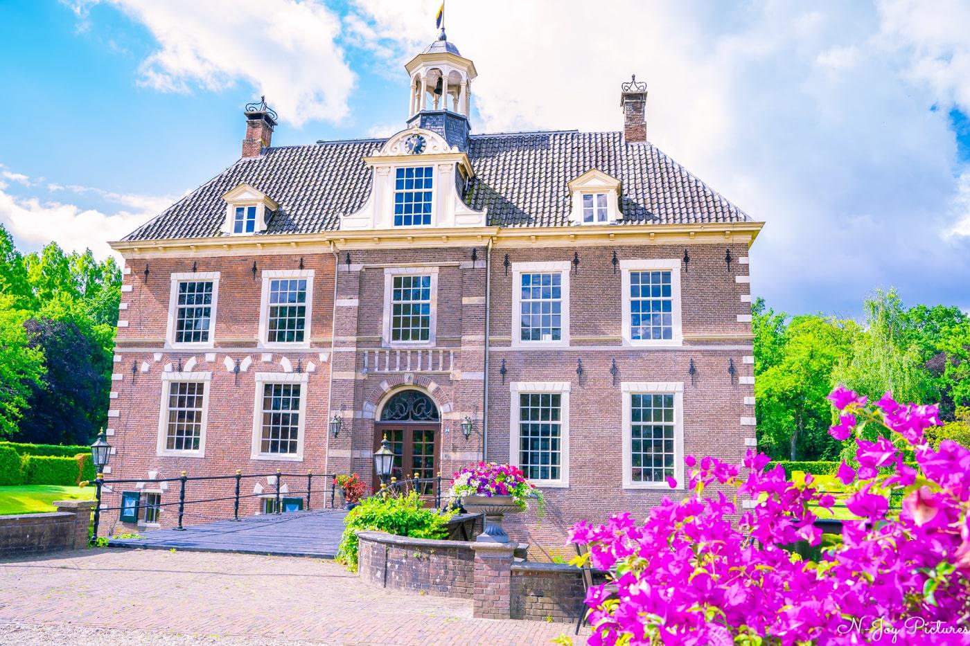 Kasteel Warmelo. 2 N-Joy Pictures vangt de sprookjesachtige tuinen van Kasteel Warmelo. Ontdek de details en neem contact op voor jouw fotoshoot!