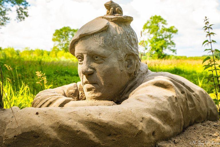 Kasteel Warmelo. 10 Zandsculpturen bij Kasteel Warmelo, vastgelegd door N-Joy Pictures. Kunst, natuur en geschiedenis in 1 beeld. Ontdek meer en neem contact op!