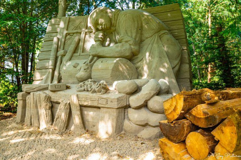 Zandsculpturen bij Kasteel Warmelo, vastgelegd door N-Joy Pictures. Kunst, natuur en geschiedenis in 1 beeld. Ontdek meer en neem contact op!