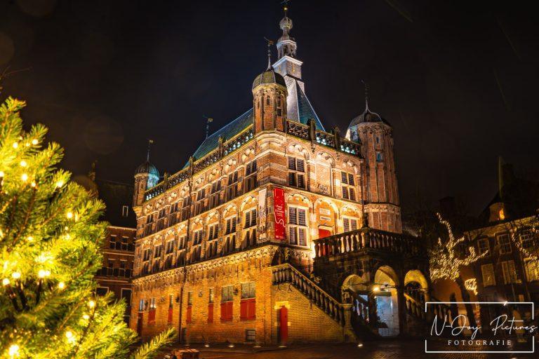 De Waag in Deventer: het oudste waaggebouw van Nederland, met zijn indrukwekkende laatgotische architectuur en rijke geschiedenis.