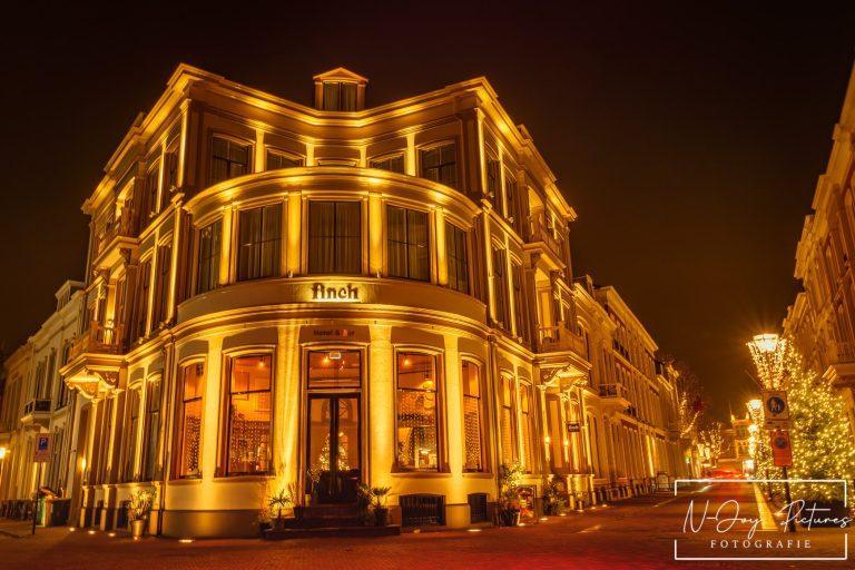 Sfeervolle en prachtige verlichting creëren een magische atmosfeer die perfect past bij de feestdagen in Hanzestad Deventer.