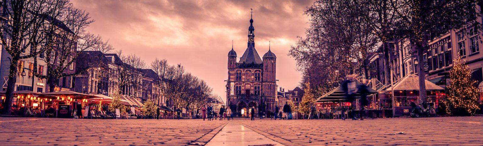 De Waag in Deventer: het oudste waaggebouw van Nederland, met zijn indrukwekkende laatgotische architectuur en rijke geschiedenis.