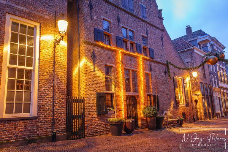Historische gevels van Hanzestad Deventer: Prachtige architectuur die de rijke geschiedenis van deze middeleeuwse stad weerspiegelt.
