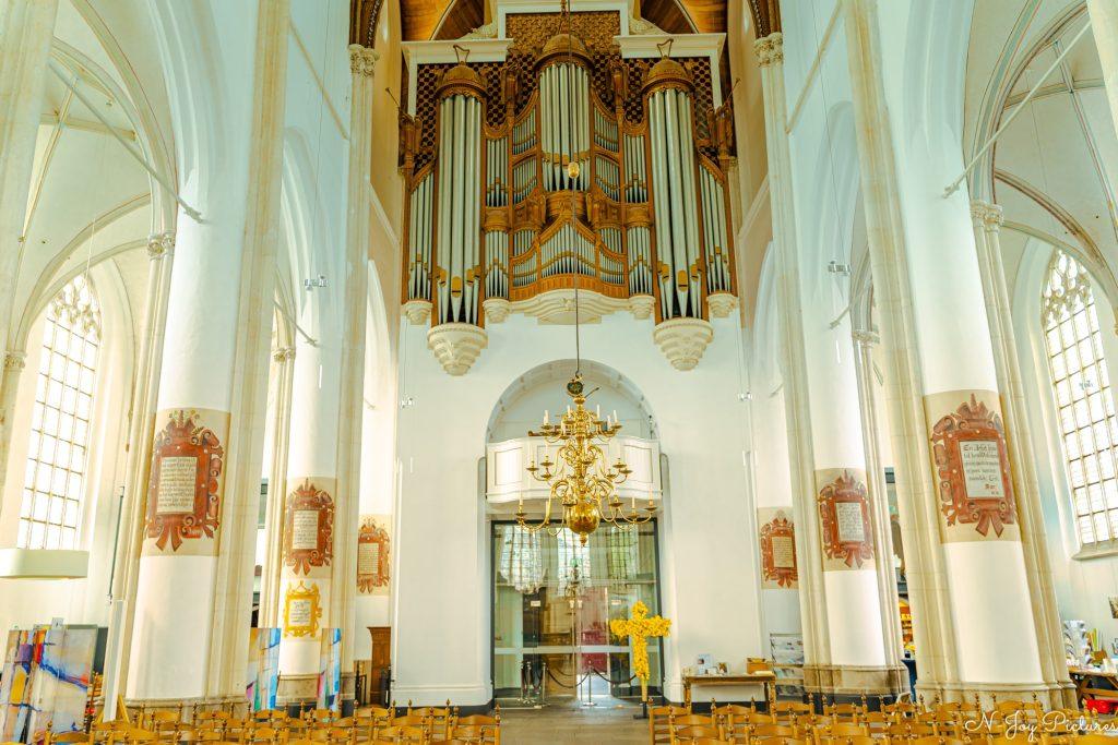 Hanzestad Doesburg 4 Imposante gotische Martinikerk in historische Hanzestad Doesburg, met hoge toren en rijk versierd interieur uit 15e-16e eeuw.