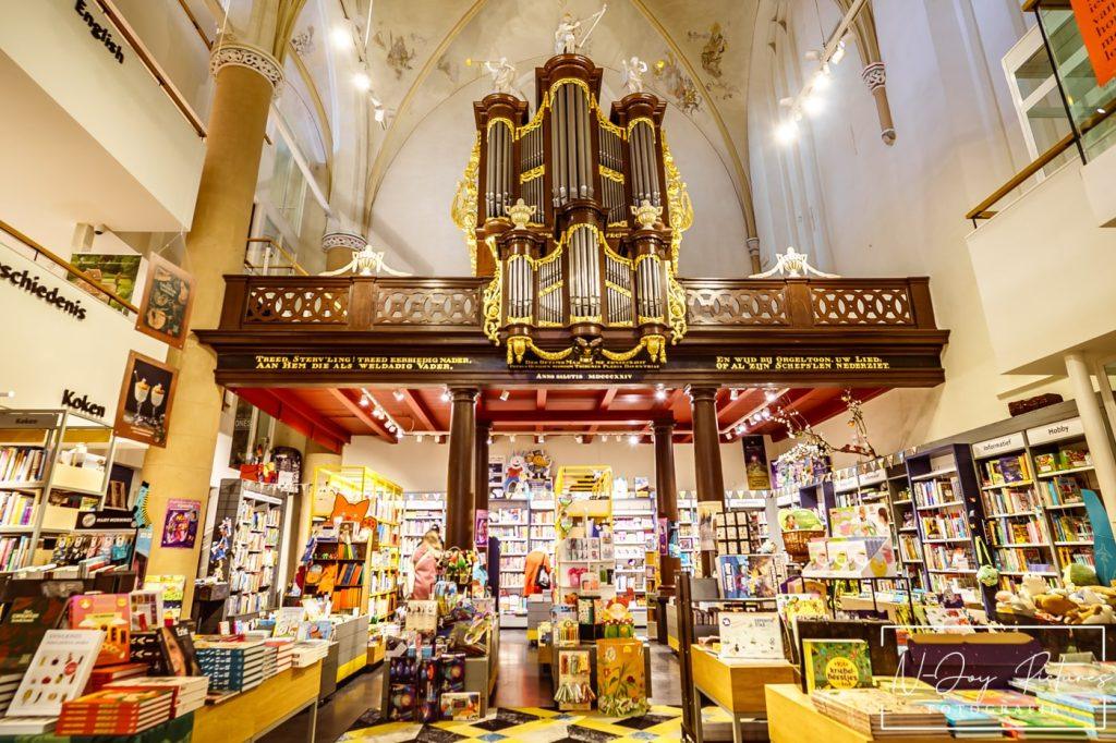 Hanzestad Zwolle 9 Van der Velde boekhandel in de Broerenkerk, historisch pand in Hanzestad Zwolle, interieur met boekenkasten en gewelfd plafond.