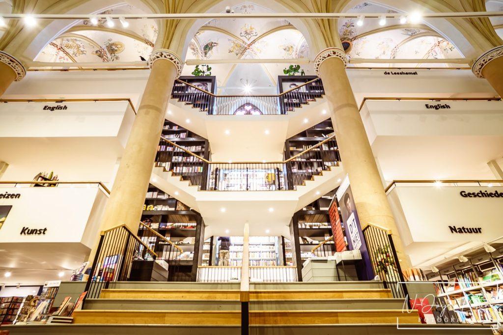Hanzestad Zwolle 13 Van der Velde boekhandel in de Broerenkerk, historisch pand in Hanzestad Zwolle, interieur met boekenkasten en gewelfd plafond.