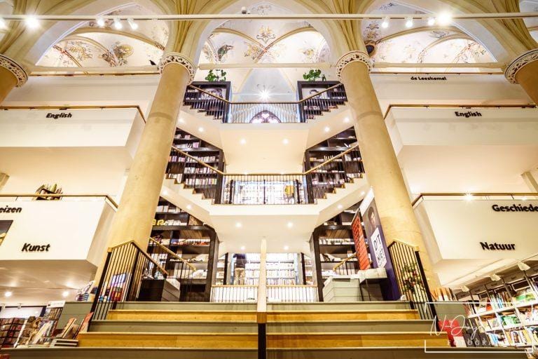 Van der Velde boekhandel in de Broerenkerk, historisch pand in Hanzestad Zwolle, interieur met boekenkasten en gewelfd plafond.