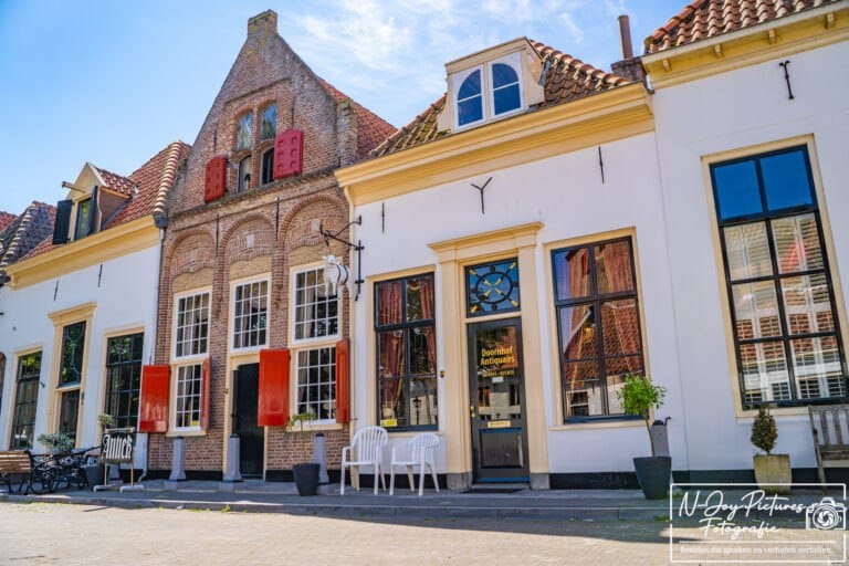 Historische straatjes en sfeer van Hanzestad Harderwijk prachtig gevangen in artistieke stadsfotografie – bekijk meer inspiratie.