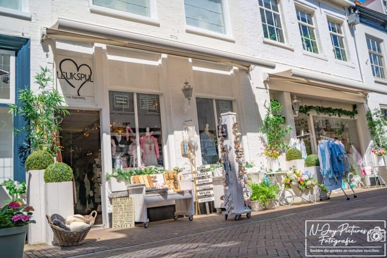 Historische straatjes en sfeer van Hanzestad Harderwijk prachtig gevangen in artistieke stadsfotografie – bekijk meer inspiratie.