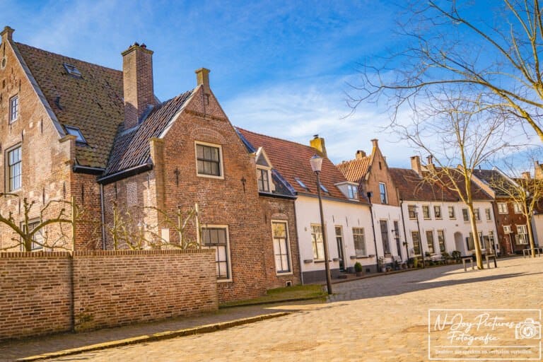 Historische straat in Hanzestad Hattem sfeervol vastgelegd | Ontdek unieke stadsfotografie en bestel wanddecoratie