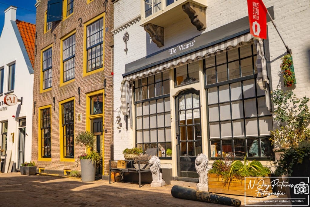 Historische straat in Hanzestad Hattem sfeervol vastgelegd | Ontdek unieke stadsfotografie en bestel wanddecoratie