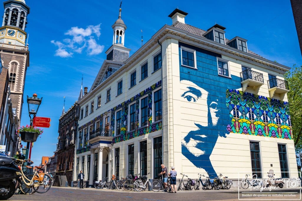 Authentieke straatbeelden van Hanzestad Kampen met monumentale gevels en IJssel sfeer – bekijk meer stadsfotografie.