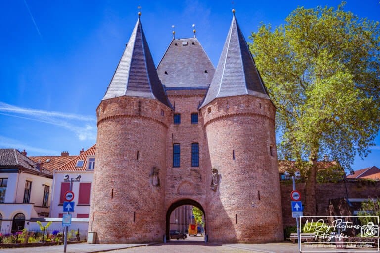 Authentieke straatbeelden van Hanzestad Kampen met monumentale gevels en IJssel sfeer – bekijk meer stadsfotografie.