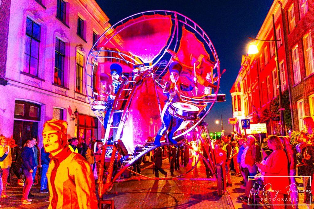 Hanzestad Zutphen 9 N-Joy Pictures legt spectaculaire nachtparade Convoi Exceptionnel vast: vuurwerk, lichtshows en theatrale acts langs de IJssel in Zutphen.