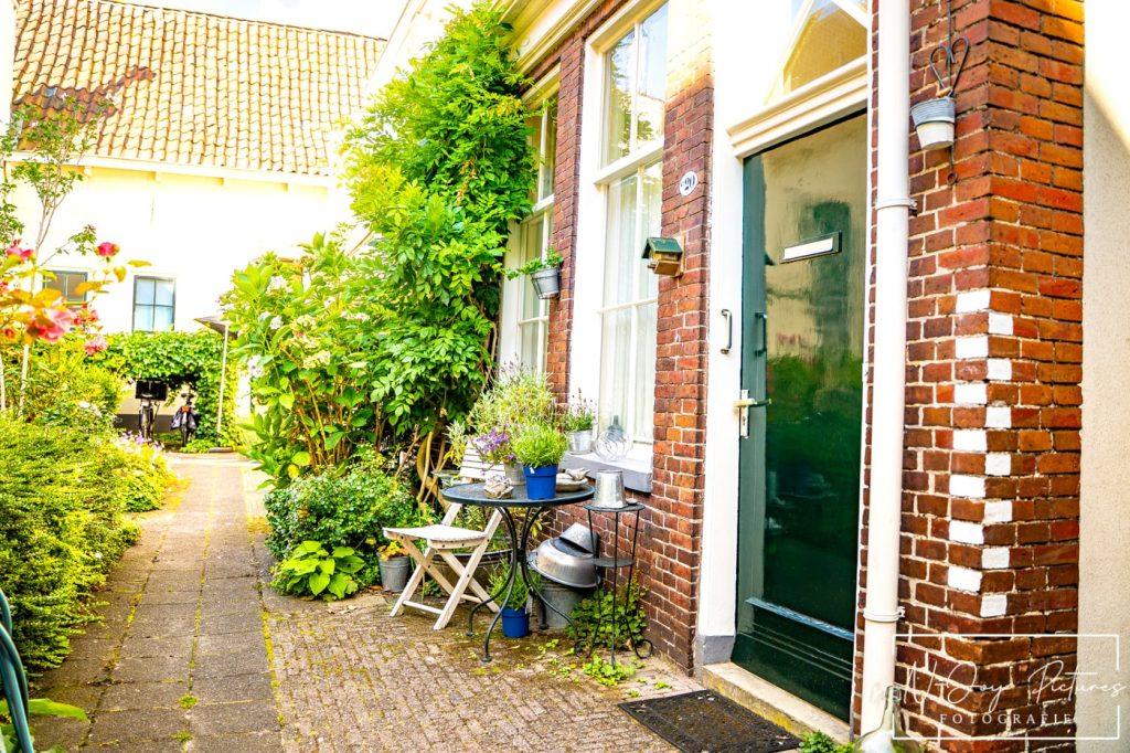 een grasveldje en er wonen jonge en oude mensen samen.