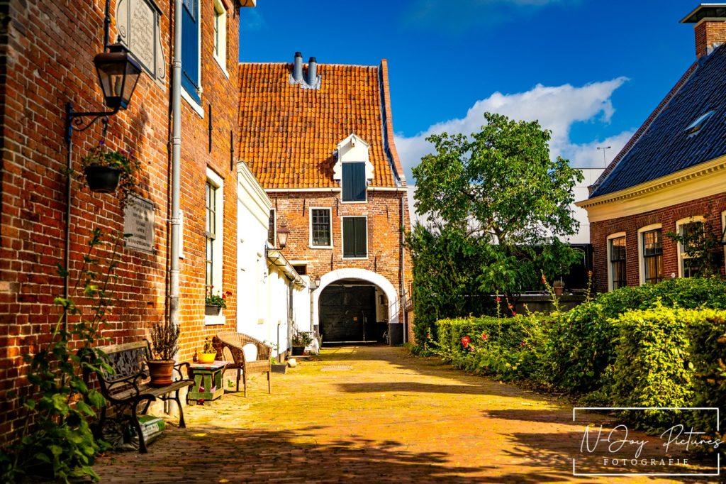 1 van de Verborgen Hofjes in Groningen! Peper Gasthuis door mijn lens. Ontdek de sfeer met stadsfotografie. Klik hier & contact!