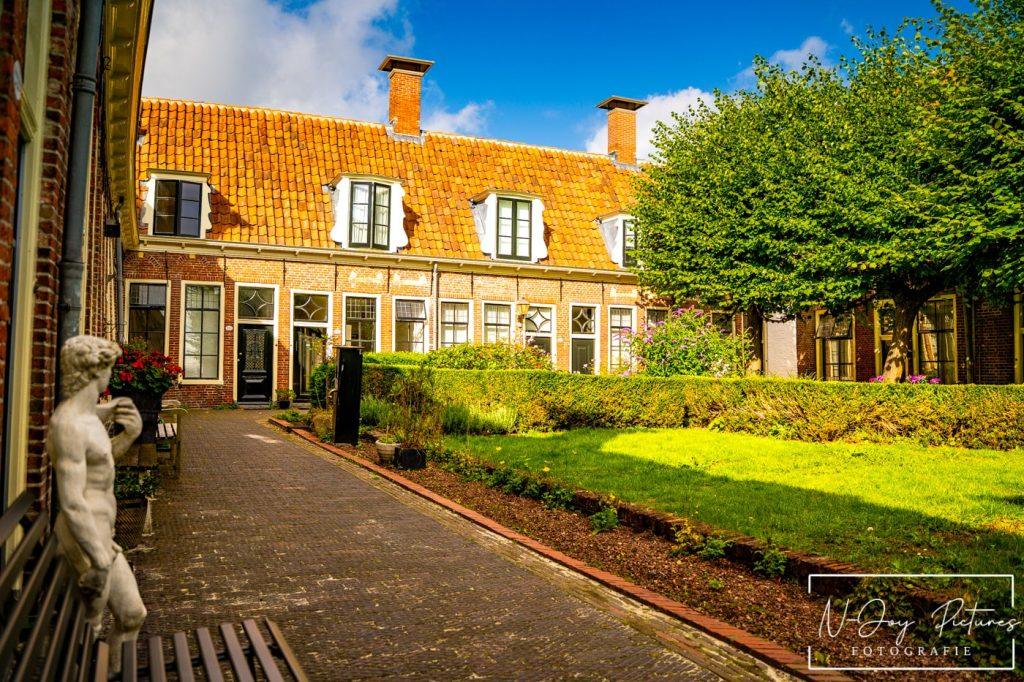 1 van de Verborgen Hofjes in Groningen! Peper Gasthuis door mijn lens. Ontdek de sfeer met stadsfotografie. Klik hier & contact!
