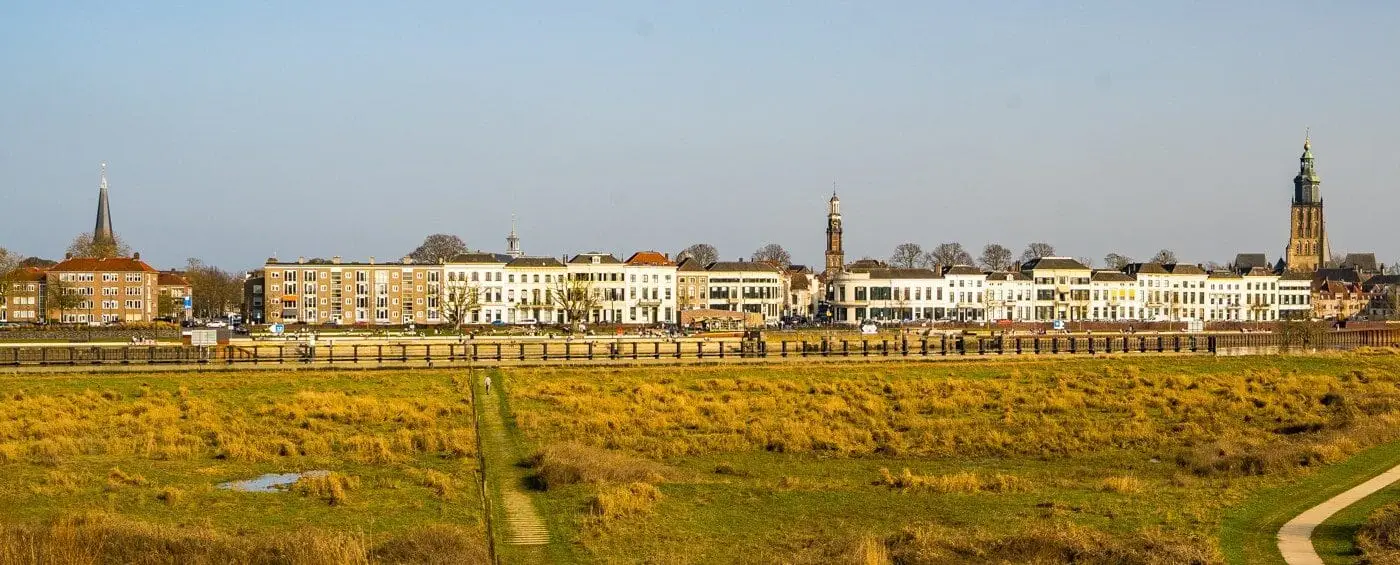 Hanzestad Zutphen 1 Skyline van Torenstad Zutphen langs de IJssel – middeleeuwse torens en daken vormen een unieke fotospot voor liefhebbers van stadsfotografie.