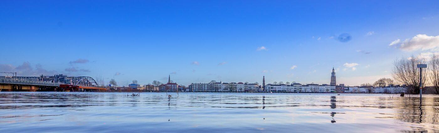 Hanzestad Zutphen 1 Historisch stadsaanzicht Hanzestad Zutphen aan de IJssel met middeleeuwse gebouwen en rivier op de voorgrond