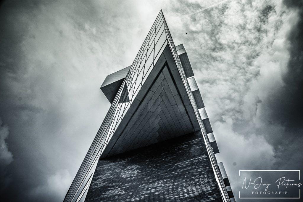 Gebouw Belvedere Den Bosch: Moderne lijnen in zwart wit. Laat de vormgeving u boeien. Meer info & contact? Klik!