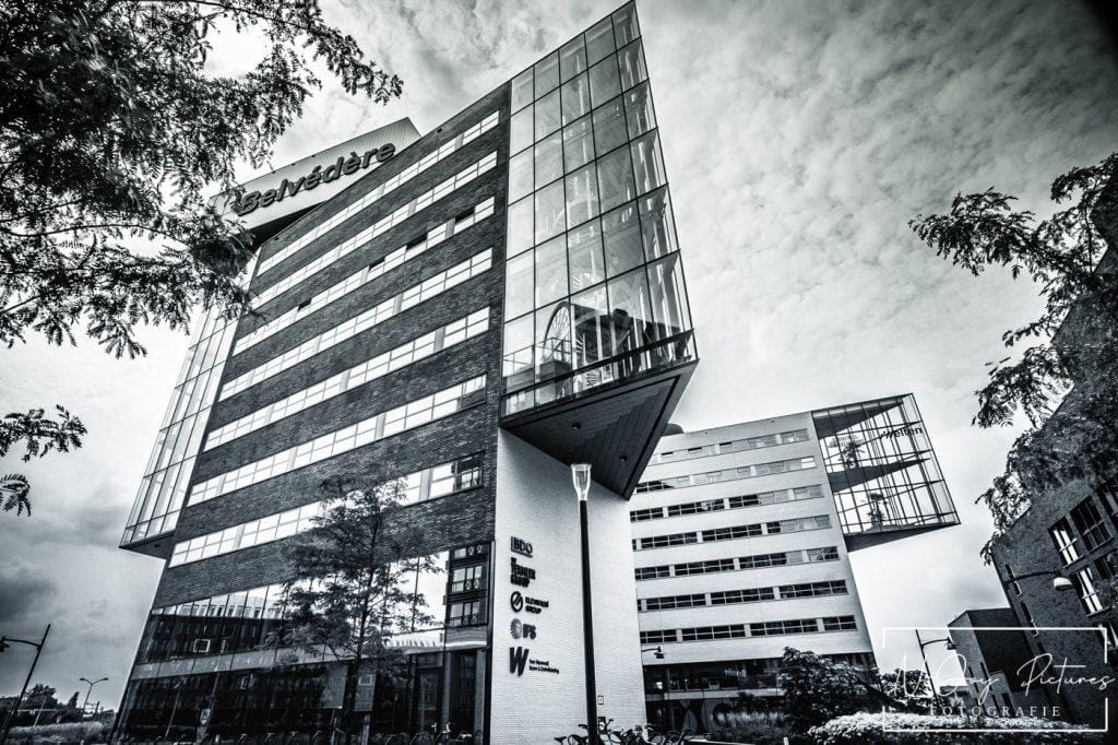 Gebouw Belvedere Den Bosch: Moderne lijnen in zwart wit. Laat de vormgeving u boeien. Meer info & contact? Klik!