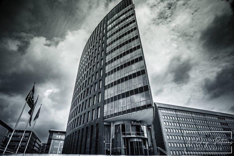 Riva Rabobank Den Bosch: Architectuur in krachtig zwart wit. Laat de zakelijke elegantie spreken. Meer info & contact? Klik!