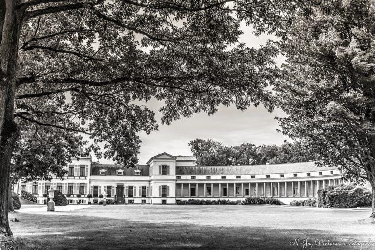 Zwart wit fotografie Paleis Soestdijk: Koninklijke allure in pure vorm. Laat de historie spreken. Meer info & contact? Klik!