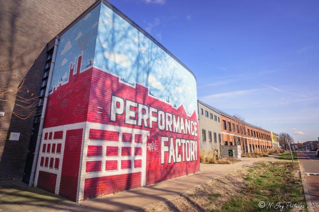Ontdek 5 Betoverende Plekken met Street Art in Enschede: De Creatieve Hartslag van de Stad! 18 Street art Enschede: Performance Factory. Bewonder de foto’s en neem snel contact met me op!
