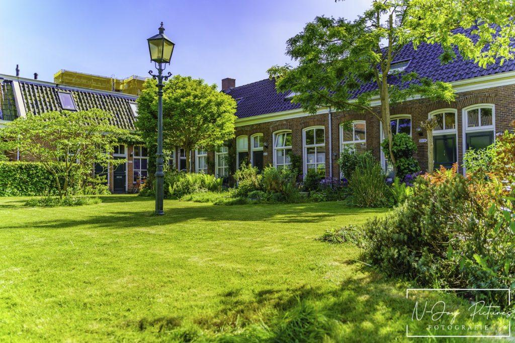 Ervaar de sfeer van het Sint-Martinus Gasthuis, 1 van de hofjes in Groningen, door mijn stadsfotografie. Neem direct contact op!