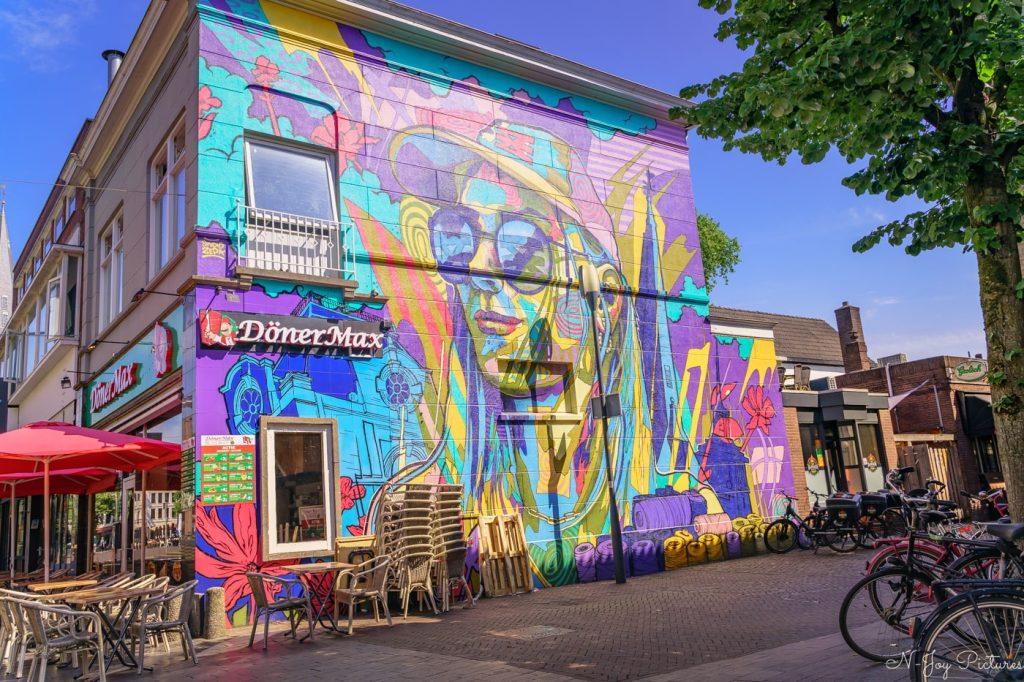 Ontdek 5 Betoverende Plekken met Street Art in Enschede: De Creatieve Hartslag van de Stad! 23 Unieke art in Enschede: 'Doner Max' in beeld. Laat je verrassen door deze kleurrijke explosie. Meer info? Klik!