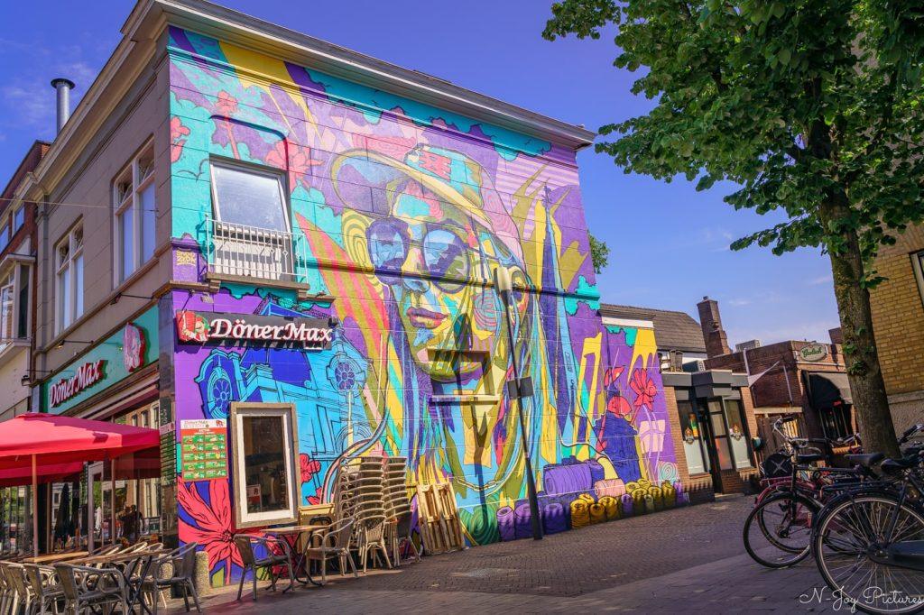 Ontdek 5 Betoverende Plekken met Street Art in Enschede: De Creatieve Hartslag van de Stad! 26 Street Art Enschede: Döner Max in de spotlights. Laat je verrassen door deze kleurrijke creatie. Meer info? Klik nu!