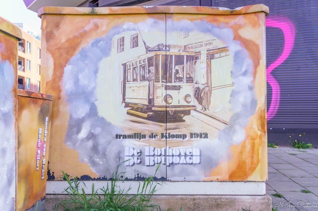 Ontdek 5 Betoverende Plekken met Street Art in Enschede: De Creatieve Hartslag van de Stad! 15 Kleurrijke street art op elektra kasten van Tramlijn de Klomp. Bekijk de foto’s en contacteer me!
