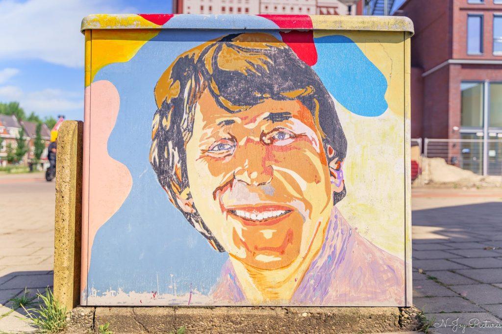 Ontdek 5 Betoverende Plekken met Street Art in Enschede: De Creatieve Hartslag van de Stad! 17 Street Art Enschede van Henk Elsink op elektra straatkasten