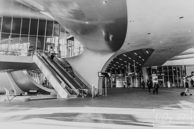 Arnhem Centraal in puur zwart-wit! Ontdek de architectonische kracht. Tijdloze fotografie die boeit. Klik hier & contact!