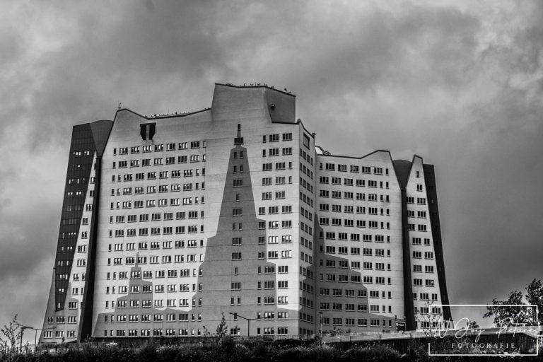 Architectuurfotografie: Gasunie, Groningen. Focus op vorm en licht. Interesse in unieke zwart-wit beelden? Neem contact op!