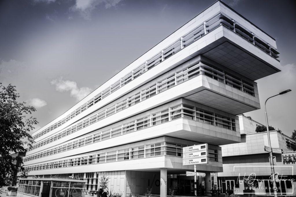 Zwart-wit foto’s van het HAN Gebouw op de Campus Nijmegen. Laat je inspireren en klik door naar de contactpagina van N-Joy Pictures!