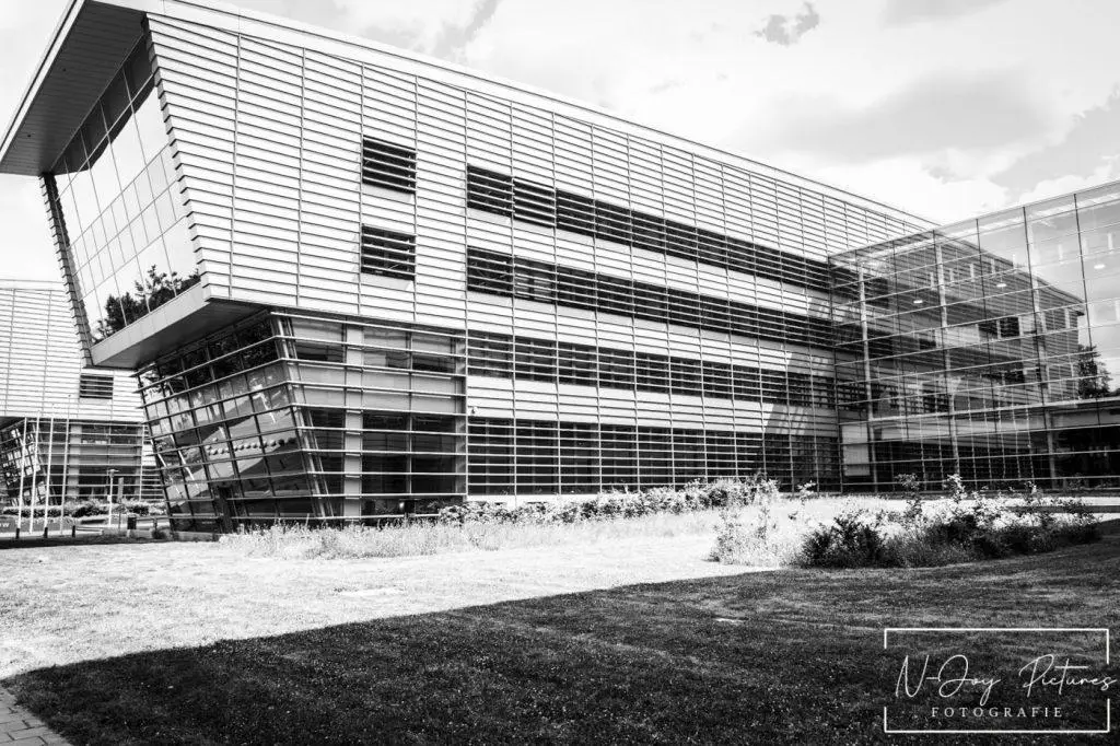 Architectuurkunst in Nijmegen. Het Huygens Gebouw, krachtig in zwart-wit. Interesse in uw project? Neem contact op!