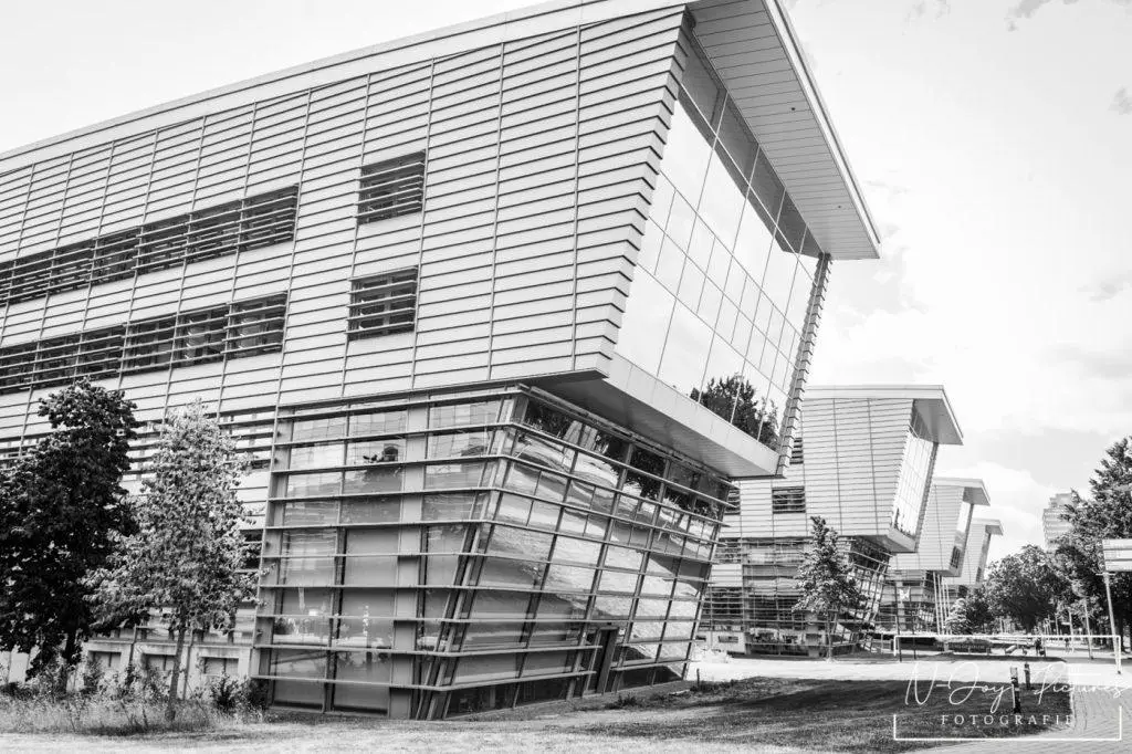 Architectuurkunst in Nijmegen. Het Huygens Gebouw, krachtig in zwart-wit. Interesse in uw project? Neem contact op!