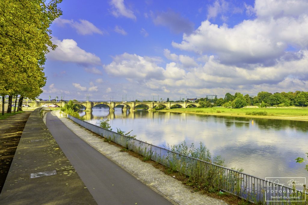 Dresden's Brühlsche Terrasse, prachtig vastgelegd. Stads- & landschapsfotografie die inspireert. Jouw verhaal in beeld? Contact!