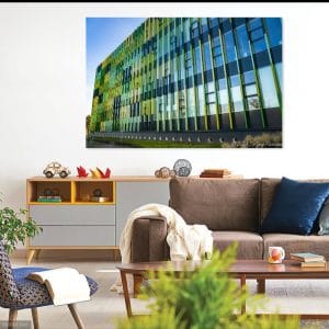 Architectuur Kleurrijke Saxion Hogeschool Deventer: moderne gevel met groengele verticale vinnen. Transparant ontwerp aan spoorzijde, dynamisch studentenleven.