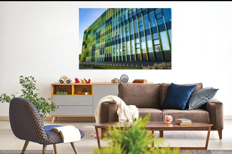 Architectuur Kleurrijke Saxion Hogeschool Deventer: moderne gevel met groengele verticale vinnen. Transparant ontwerp aan spoorzijde, dynamisch studentenleven.