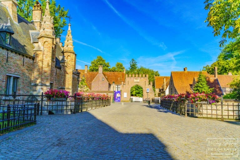 Foto Gallery Brugge en Gent, Mysterieus Begijnhof in Brugge in beeld. Zie hoe N-Joy Pictures historie vangt. Jouw project hier? Neem contact op voor een fotoshoot!
