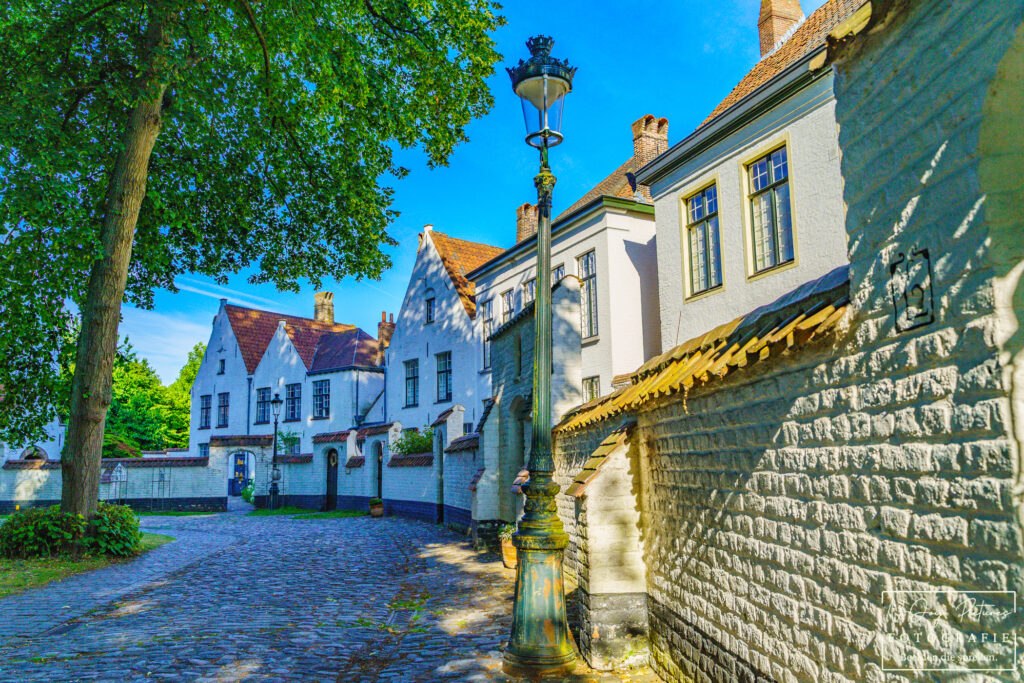 Mysterieus Begijnhof in Brugge in beeld. Zie hoe N-Joy Pictures historie vangt. Jouw project hier? Neem contact op voor een fotoshoot!