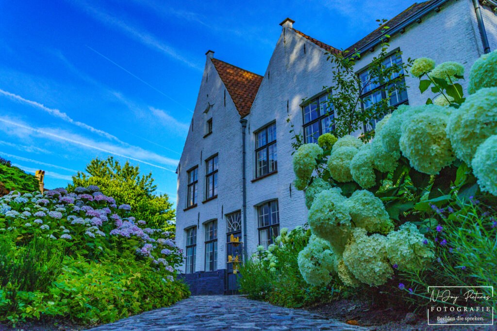 Mysterieus Begijnhof in Brugge in beeld. Zie hoe N-Joy Pictures historie vangt. Jouw project hier? Neem contact op voor een fotoshoot!