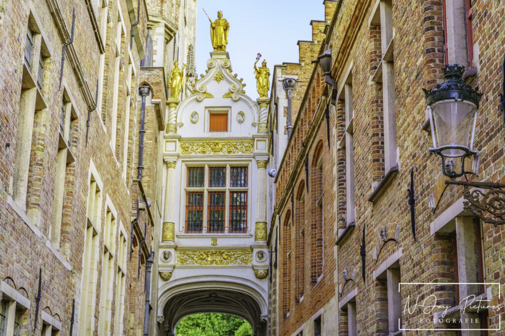 De Burg Brugge: Het historische hart van de stad. Ontdek Brugges pracht door N-Joy Pictures. Klik voor meer stadsfotografie projecten!